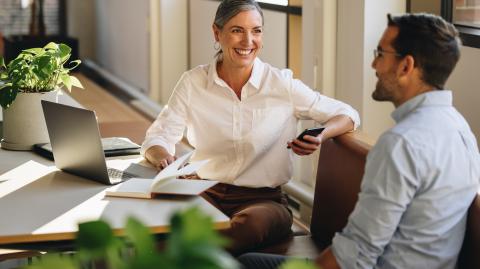 une femme et un homme en train de discuter 