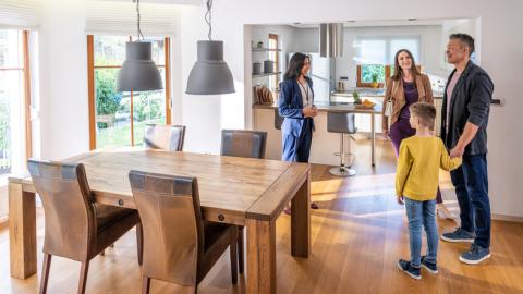 Une famille visite un bien immobilier