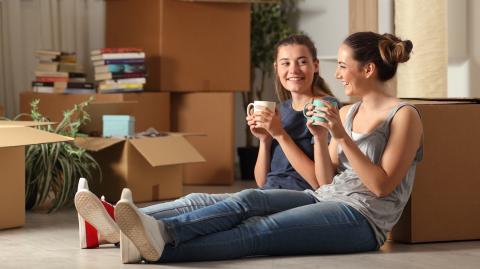 deux jeunes femmes qui viennent d'emménager