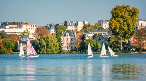 Bateaux à voile sur le lac d’Enghien les Bains près de Paris, France