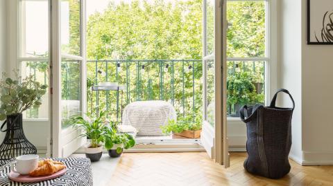 Vue sur un balcon depuis l'intérieur d'un appartement