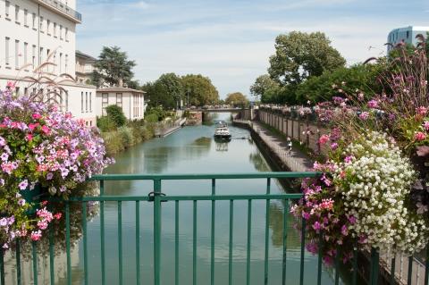 Grâce à sa proximité avec l'Allemagne et la Suisse, Mulhouse voit arriver beaucoup d’étudiants internationaux et émerger une communauté cosmopolite.