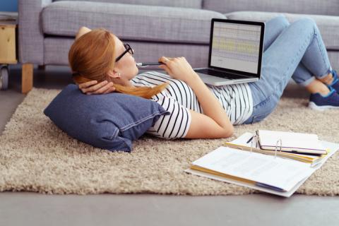 Jeune femme allongée au sol dans son appartement