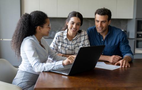 Un couple discute avec un agent immobilier