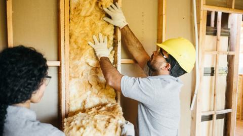 Travailleurs de la construction installant l’isolant