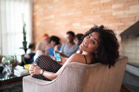 femme assise dans un fauteuil avec ses amis