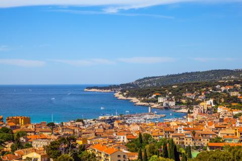 Vue des toits des habitation de cassis près de la cote