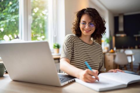 Femme heureuse sur son ordinateur