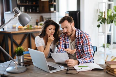 Un couple consulte les taux d'intérêt immobilier.