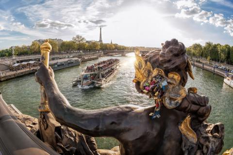 Pont Alexandre III avec vue sur la Seine. 