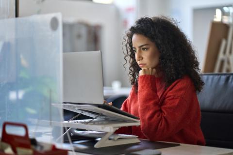 Femme professionnelle qui consulte son ordinateur. 