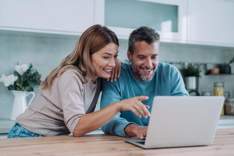 couple se réjouit devant son ordianteur