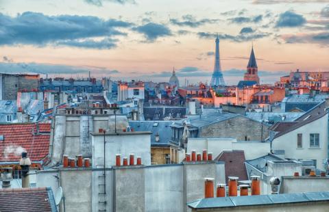 Paysage urbain de Paris au lever du soleil