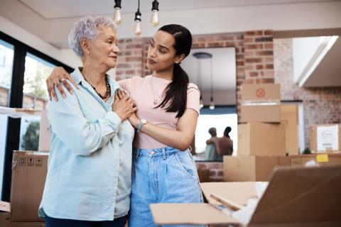 Une mère aide sa fille à faire les cartons de son déménagement