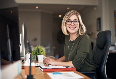 Femme heureuse au bureau