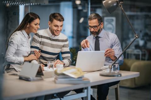 Un agent immobilier et deux clients heureux. 