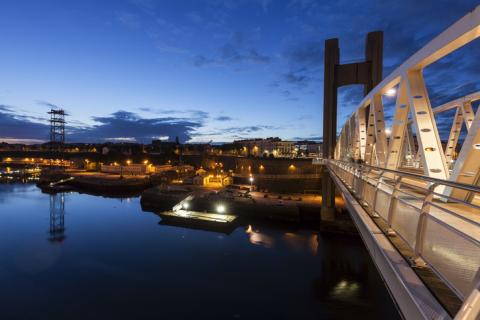 Pont de Recouvrance à Brest, à la tombée de la nuit. 