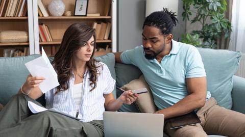 Le reste à vivre permet d’évaluer la somme d’argent qu’il vous reste pour vivre après avoir payé toutes vos charges fixes, y compris votre prêt immobilier. © Srdjanns74 - Getty images