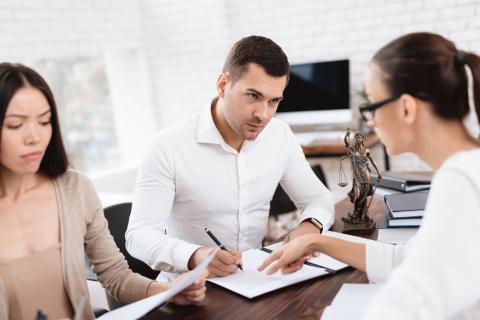 Un frère et une soeur sont face à face avec le notaire