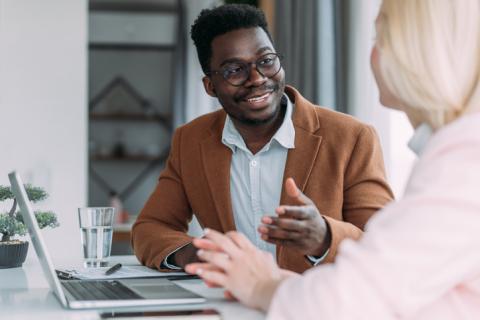 Un banquier parle à sa cliente qui souhaite contracter un crédit immobilier. 