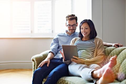 couple dont la femme est enceinte, se renseigne pour acheter à distance