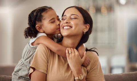 Une maman et sa petite fille dans le salon. 