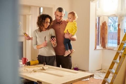 couple faisant des travaux dans leur maison avec leur enfant