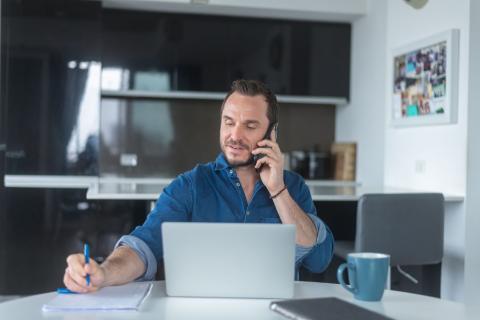 homme télétravaille depuis sa table de cuisine 