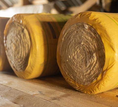 Isolants en rouleau dans un grenier en bois. 