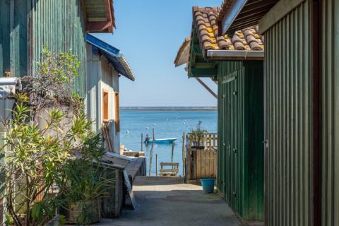 Vue sur la mer entre deux maisons à Arcachon. 