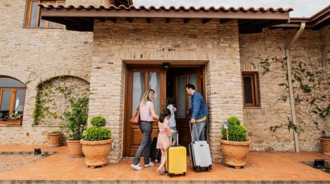 Pour sécuriser la location saisonnière, il est indispensable de rédiger un contrat de location saisonnière conforme à la réglementation. © FG Trade - Getty images