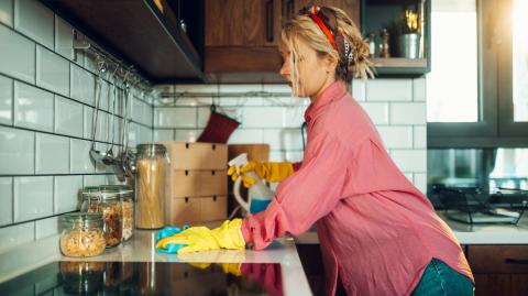 Le nettoyage de printemps est une tradition qui permet de faire place nette, d’assainir son logement et de repartir sur de bonnes bases. © zamrznutitonovi - Getty images