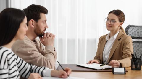 La procuration notaire dans le cadre d’une succession permet à un héritier de se faire représenter pour réaliser certains actes sans devoir se déplacer. © Liudmila Chernetska - Getty images