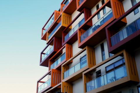 Immeuble moderne avec ses espaces extérieurs