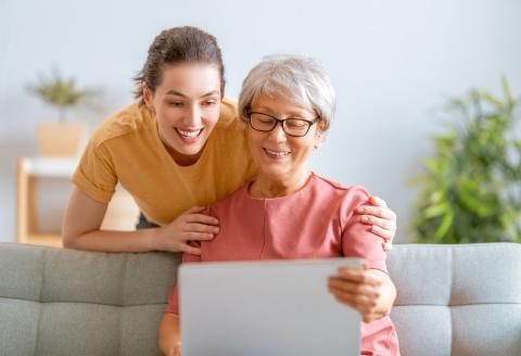 Mère et fille devant un ordinareur