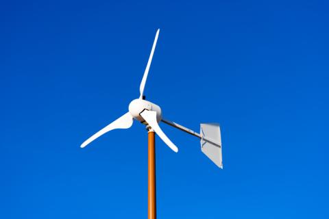 Petite éolienne et ciel bleu