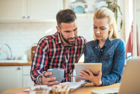 Couple étudie sa capacité à investir dans une chambre de bonne
