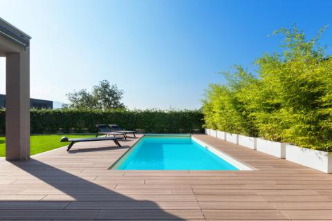 Piscine individuelle et beau ciel bleu.