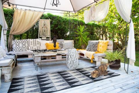 Terrasse avec salon aménagée dans un style bohème