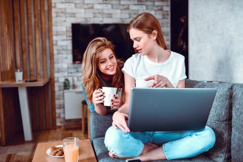 Deux amies se renseignent sur les APL en colocation