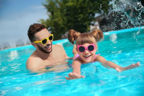 Un père et sa fille à la piscine.