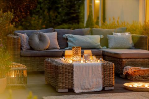 terrasse avec salon illuminé