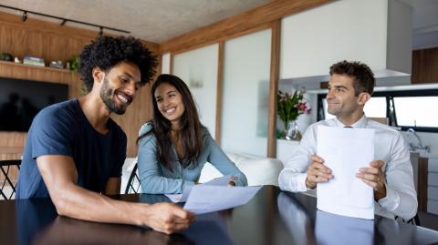 Couple qui fait appel à un courtier immobilier