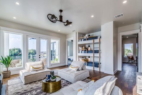 Salon d'une maison de vacances chaleureux avec lits superposés dans le mur