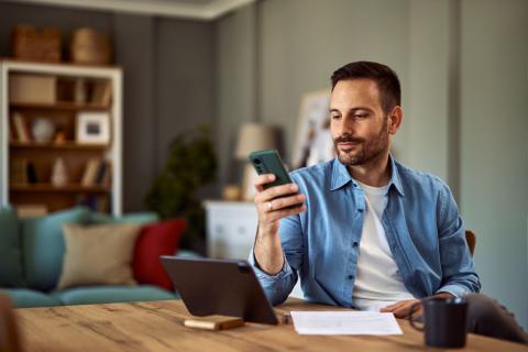 homme enregistre le rib de son bailleur sur son application mobile