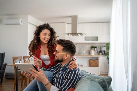 couple regarde s'il peut vendre son logement plus cher parce qu'il a la clim