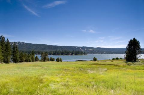 Terrain avec beau lac et ciel bleu.