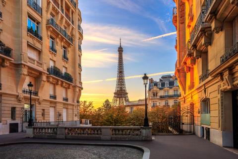 Ville de Paris avec la Tour Eiffel entre deux immeubles parisiens. 