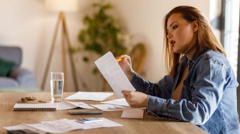 Depuis la réforme entrée en vigueur le 1er juillet 2025, en cas de loyers impayés, un nouveau dispositif permet aux commissaires de justice de procéder directement à une saisie de loyer sur salaire. © fotostorm - Getty images