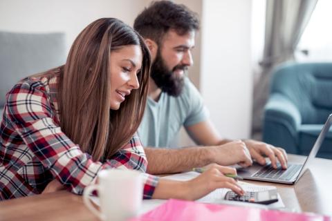 couple calculant les frais de leur déménagement